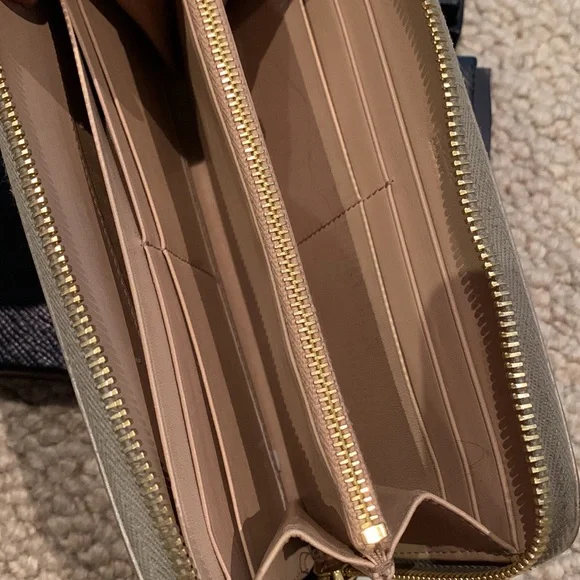 Prada Wallet - Picture 6 of 7